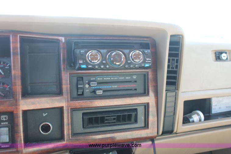 image for item E3201 1993 Jeep Cherokee Country SUV