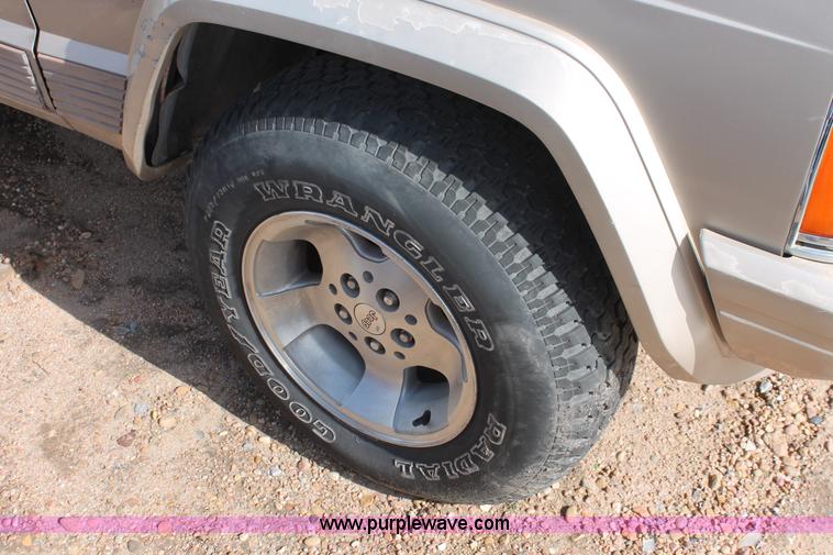 image for item E3201 1993 Jeep Cherokee Country SUV
