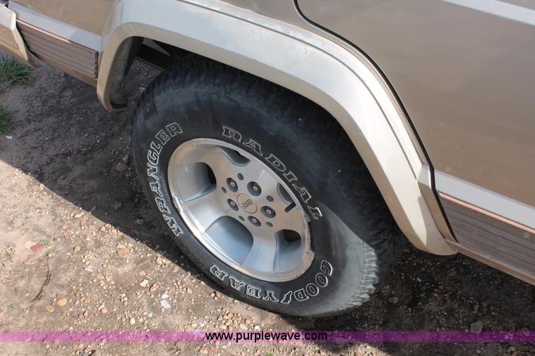 image for item E3201 1993 Jeep Cherokee Country SUV