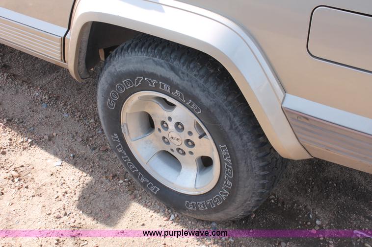 image for item E3201 1993 Jeep Cherokee Country SUV