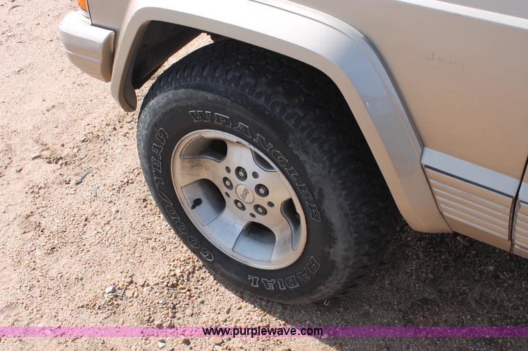 image for item E3201 1993 Jeep Cherokee Country SUV