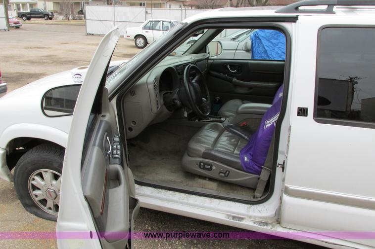 image for item F8592 2000 GMC Envoy SUV