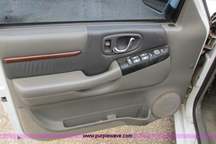 image for item F8592 2000 GMC Envoy SUV