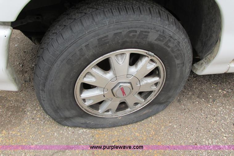 image for item F8592 2000 GMC Envoy SUV