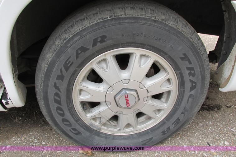 image for item F8592 2000 GMC Envoy SUV