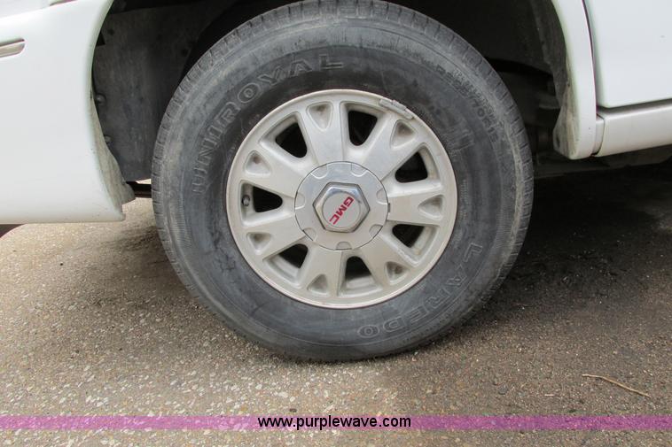 image for item F8592 2000 GMC Envoy SUV