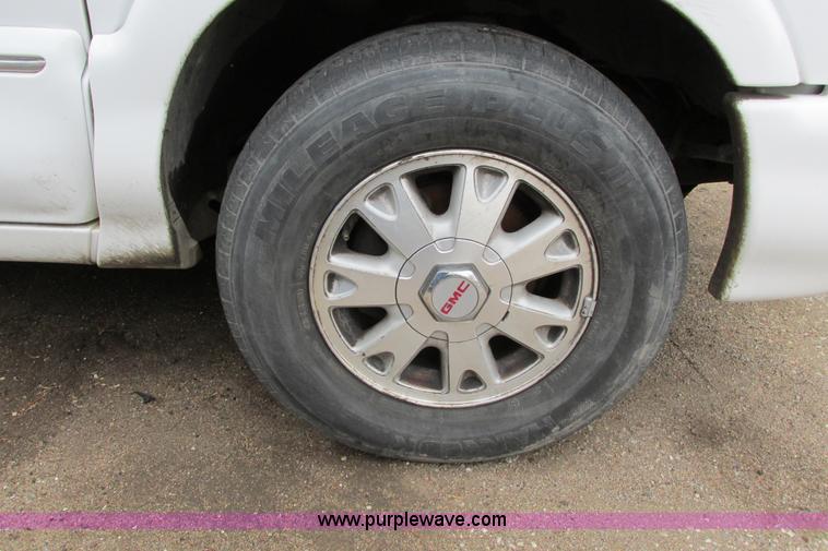 image for item F8592 2000 GMC Envoy SUV