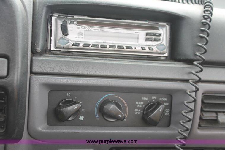 image for item W9449 1995 Ford F150 XL pickup truck