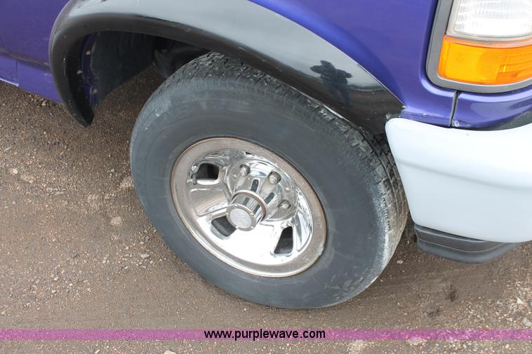 image for item W9449 1995 Ford F150 XL pickup truck