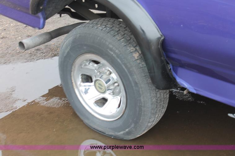 image for item W9449 1995 Ford F150 XL pickup truck