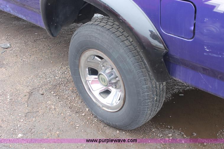 image for item W9449 1995 Ford F150 XL pickup truck