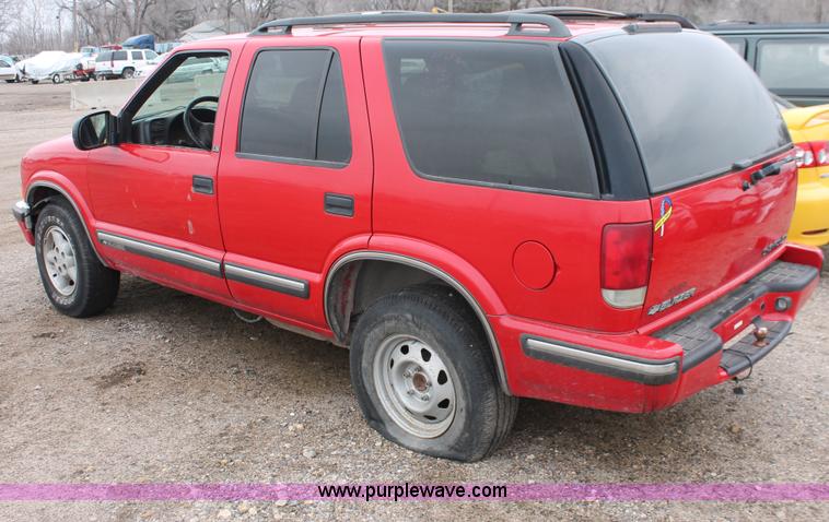 image for item W9453 1999 Chevrolet Blazer SUV