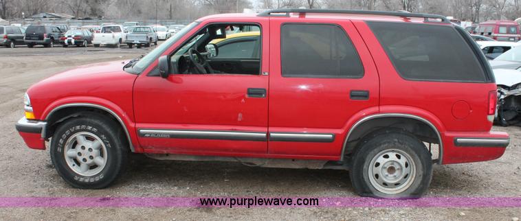 image for item W9453 1999 Chevrolet Blazer SUV