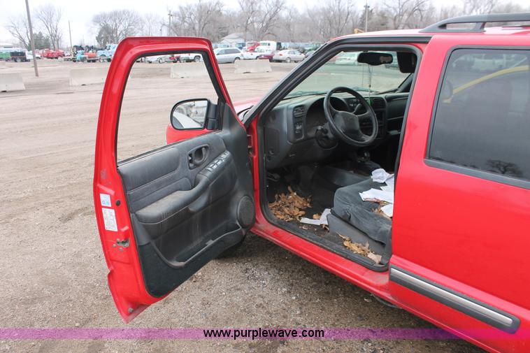 image for item W9453 1999 Chevrolet Blazer SUV