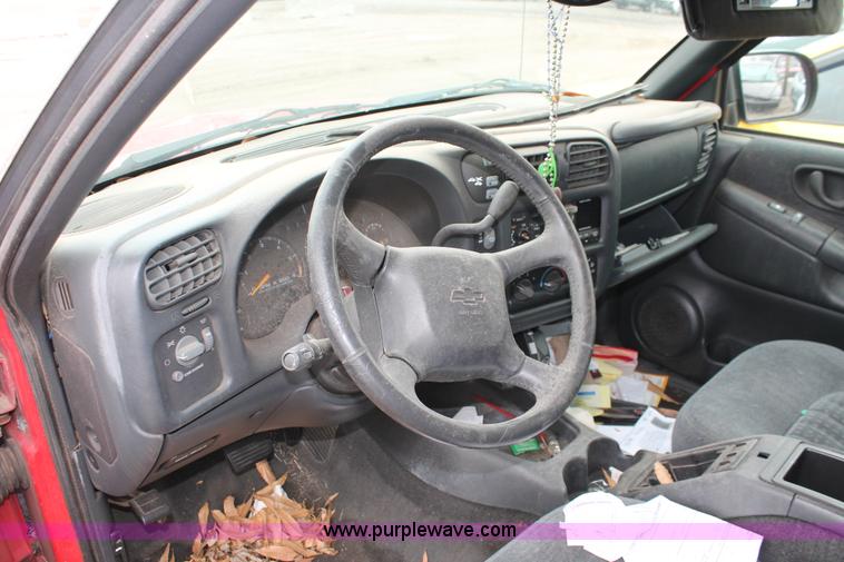 image for item W9453 1999 Chevrolet Blazer SUV