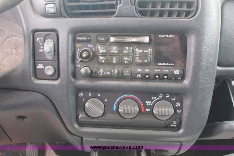 image for item W9453 1999 Chevrolet Blazer SUV