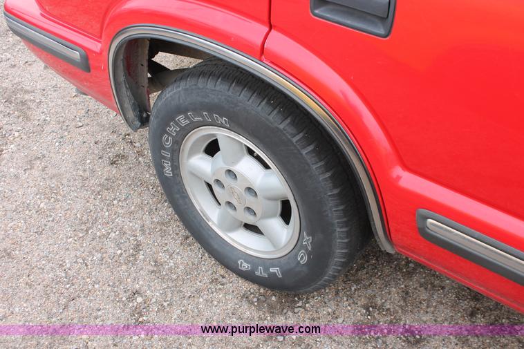 image for item W9453 1999 Chevrolet Blazer SUV