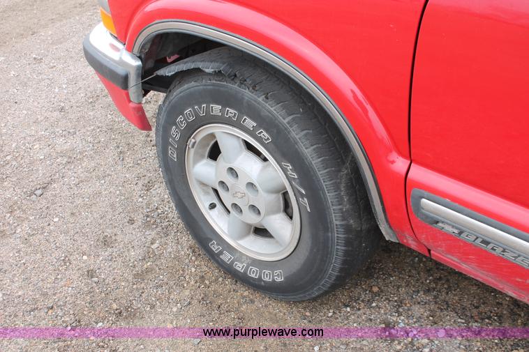 image for item W9453 1999 Chevrolet Blazer SUV