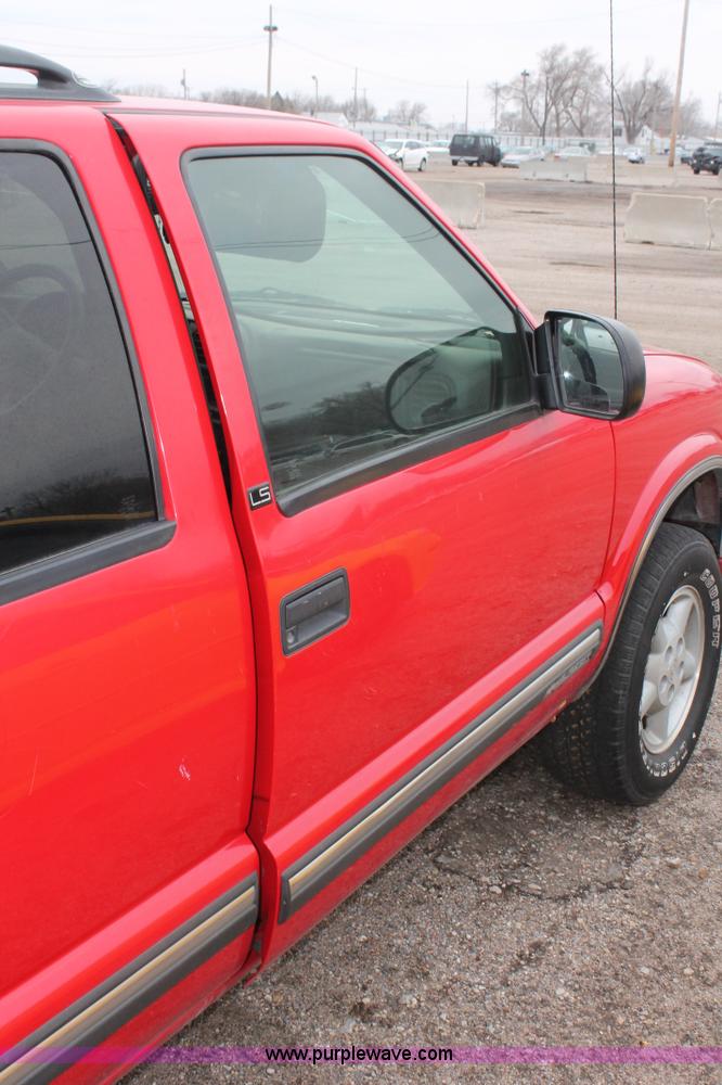 image for item W9453 1999 Chevrolet Blazer SUV