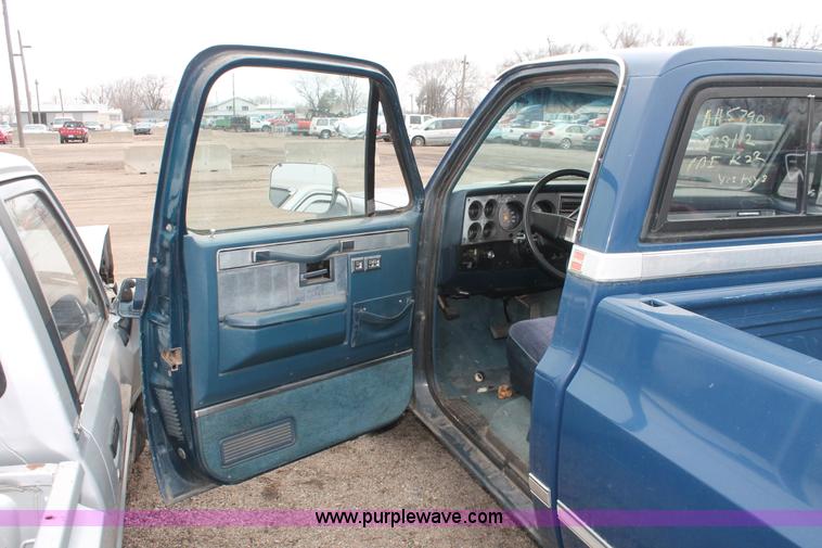 image for item W9456 1987 GMC Sierra 1500 pickup truck