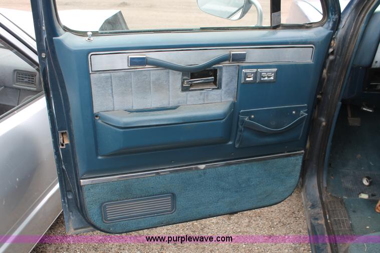 image for item W9456 1987 GMC Sierra 1500 pickup truck