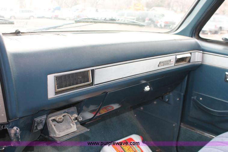 image for item W9456 1987 GMC Sierra 1500 pickup truck