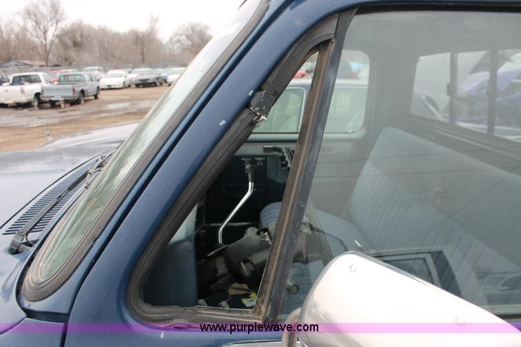 image for item W9456 1987 GMC Sierra 1500 pickup truck