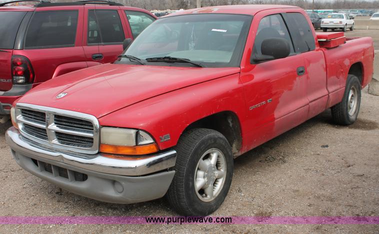 image for item W9461 1997 Dodge Dakota Club Cab pickup truck