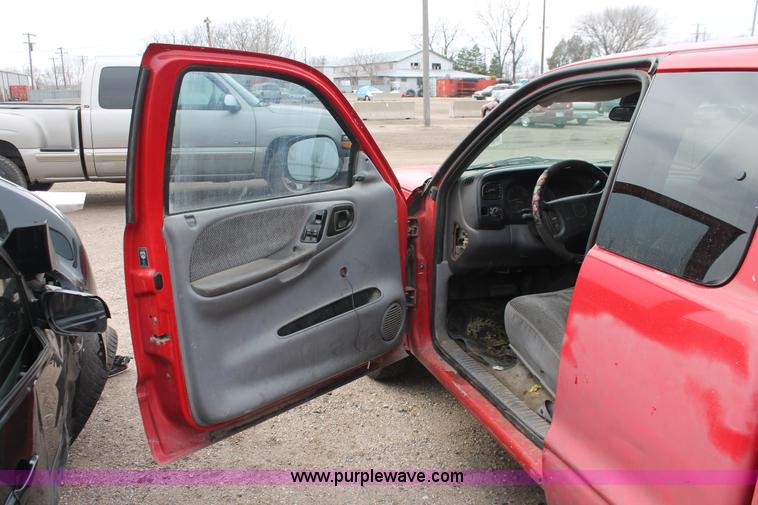 image for item W9461 1997 Dodge Dakota Club Cab pickup truck