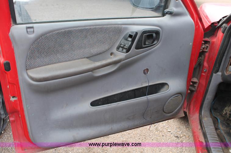 image for item W9461 1997 Dodge Dakota Club Cab pickup truck