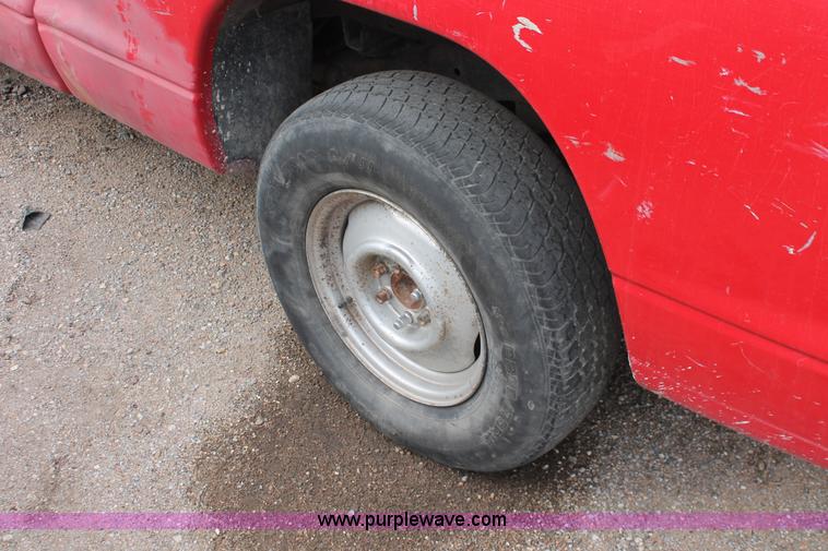 image for item W9461 1997 Dodge Dakota Club Cab pickup truck