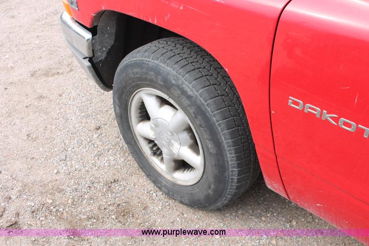 image for item W9461 1997 Dodge Dakota Club Cab pickup truck