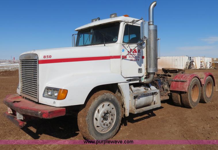 image for item B4653 1996 Freightliner FLD120 semi truck