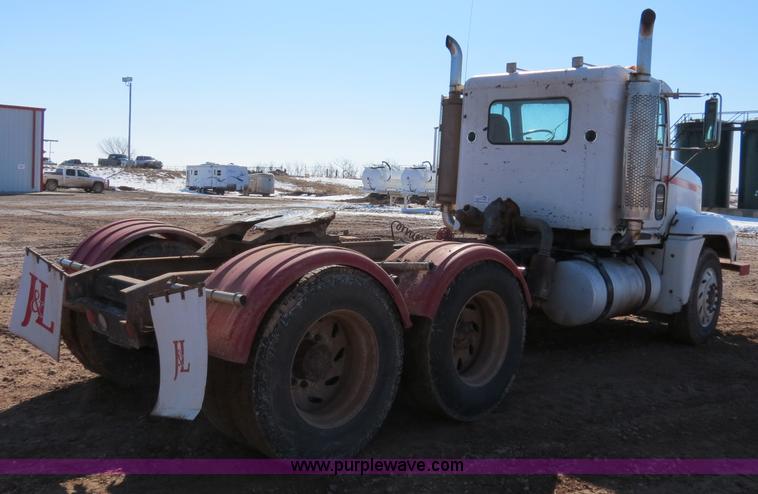image for item B4653 1996 Freightliner FLD120 semi truck