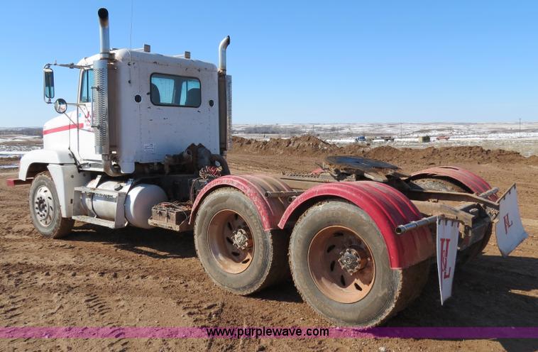 image for item B4653 1996 Freightliner FLD120 semi truck