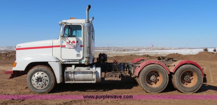 image for item B4653 1996 Freightliner FLD120 semi truck