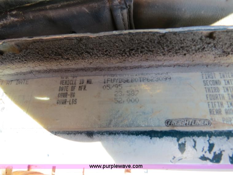 image for item B4653 1996 Freightliner FLD120 semi truck