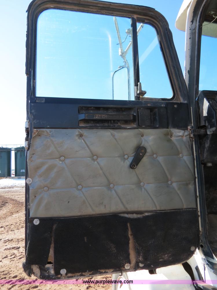 image for item B4653 1996 Freightliner FLD120 semi truck