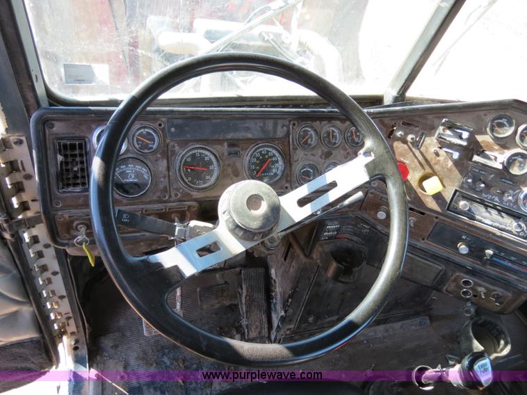 image for item B4653 1996 Freightliner FLD120 semi truck