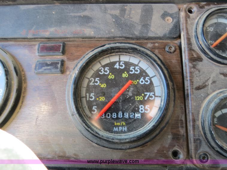 image for item B4653 1996 Freightliner FLD120 semi truck