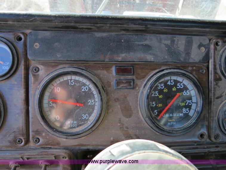 image for item B4653 1996 Freightliner FLD120 semi truck