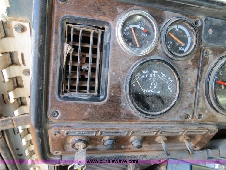 image for item B4653 1996 Freightliner FLD120 semi truck