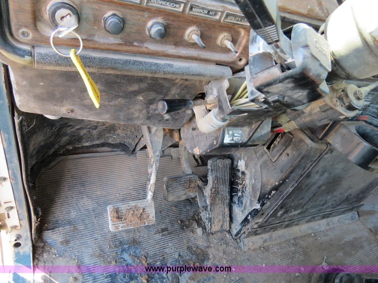 image for item B4653 1996 Freightliner FLD120 semi truck