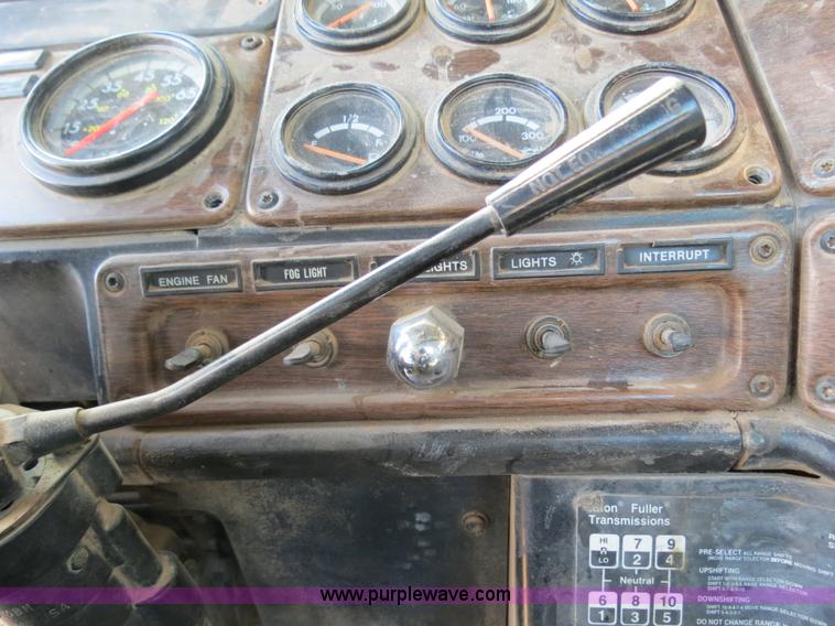 image for item B4653 1996 Freightliner FLD120 semi truck