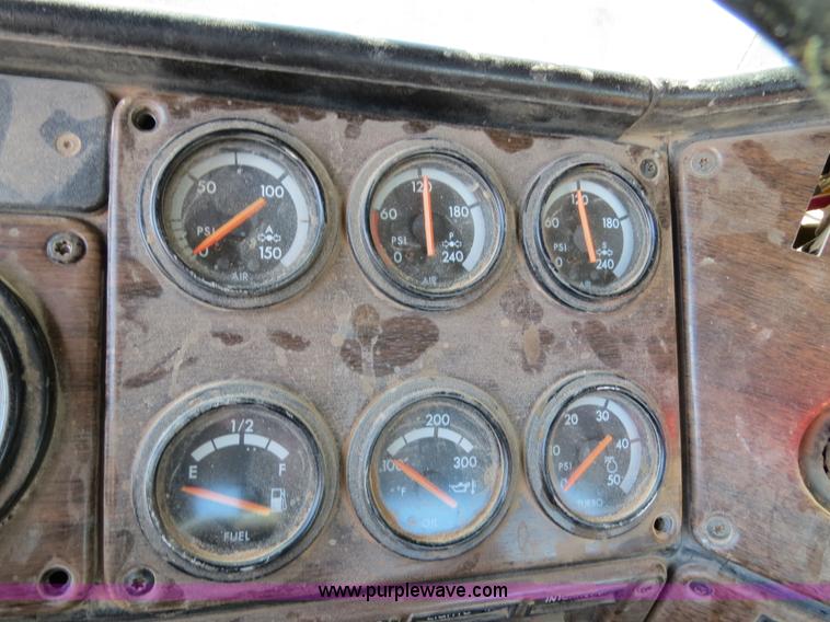 image for item B4653 1996 Freightliner FLD120 semi truck