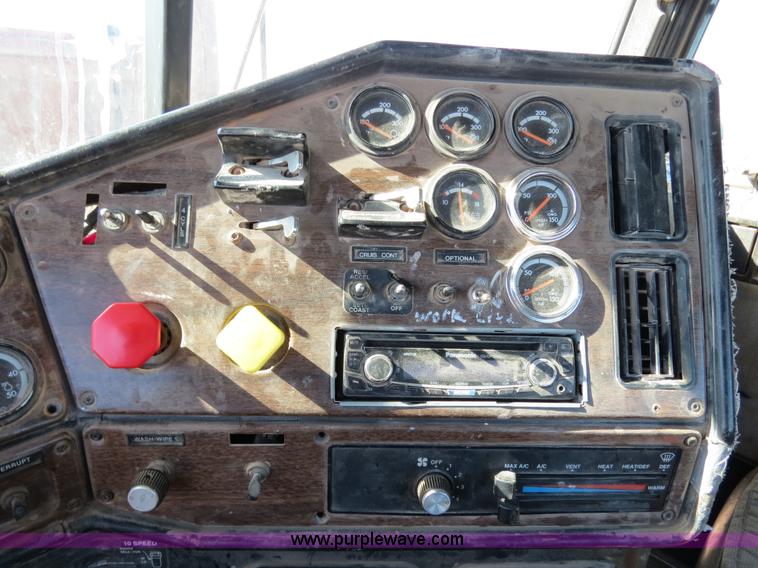 image for item B4653 1996 Freightliner FLD120 semi truck