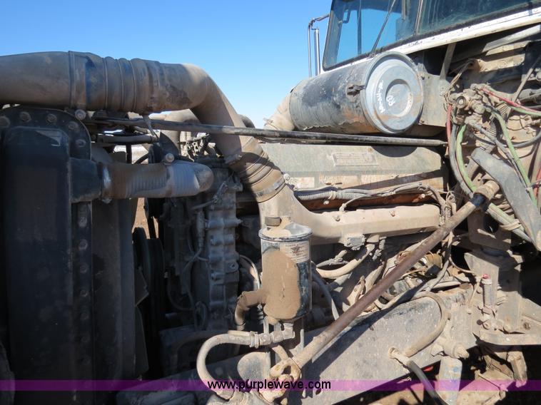 image for item B4653 1996 Freightliner FLD120 semi truck