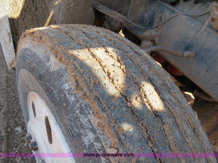 image for item B4653 1996 Freightliner FLD120 semi truck