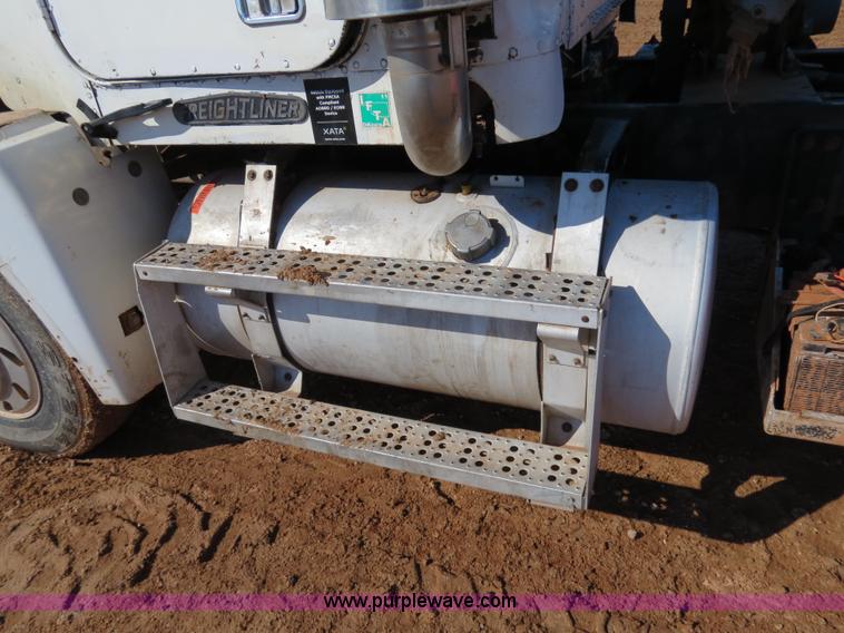 image for item B4653 1996 Freightliner FLD120 semi truck