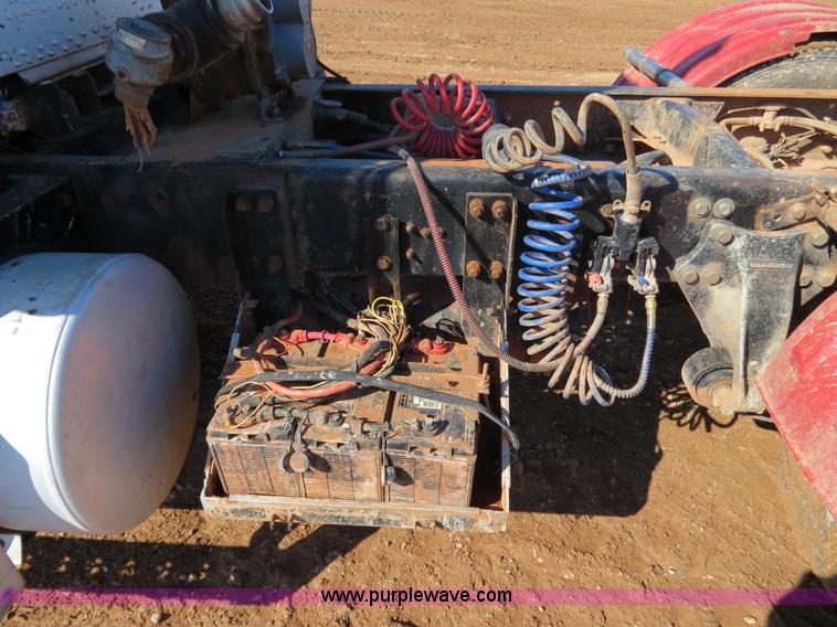 image for item B4653 1996 Freightliner FLD120 semi truck